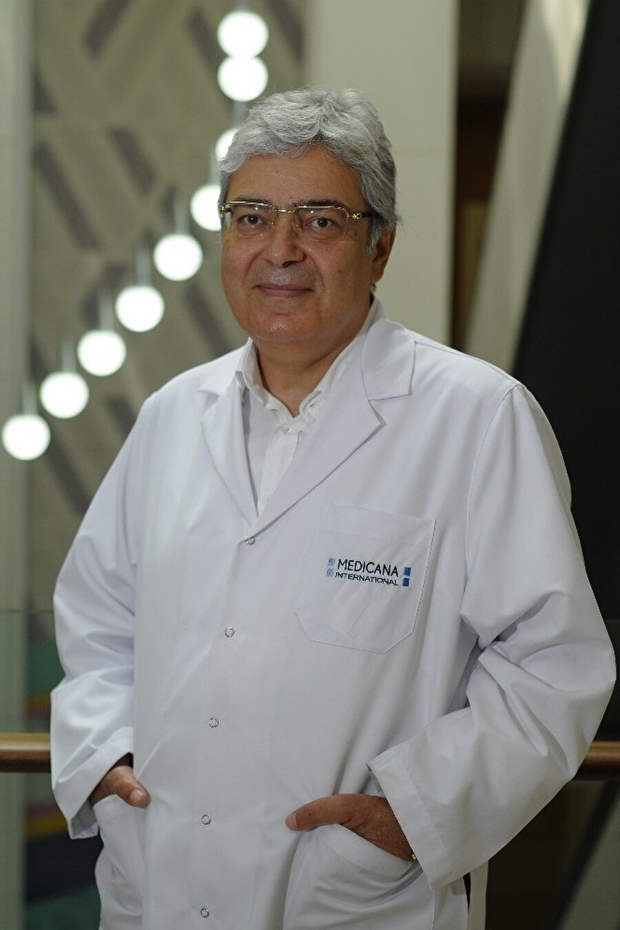 Minik Nurten'in ameliyatını gerçekleştiren Prof. Dr. Mehmet Salih Bilal. (İHA)