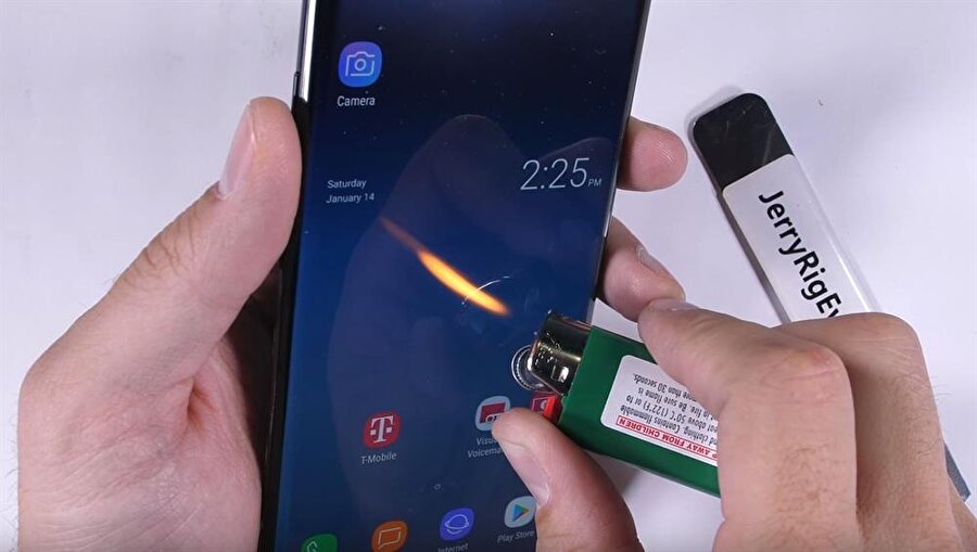 Samsung Galaxy Note 8 fiziksel dayanıklılık testlerinde çakmak da kullanılıyor; böylece ekranın yüksek sıcaklık anında nasıl tepki vereceği ölçülüyor. 