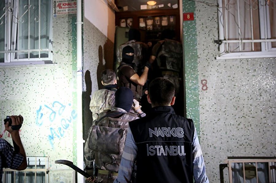 Gaziosmanpaşa’da uyuşturucu satıcısı olduğu iddia edilen şüphelilere ait adreslere eş zamanlı operasyon düzenlendi. (Muhammed Enes Yıldırım / AA)