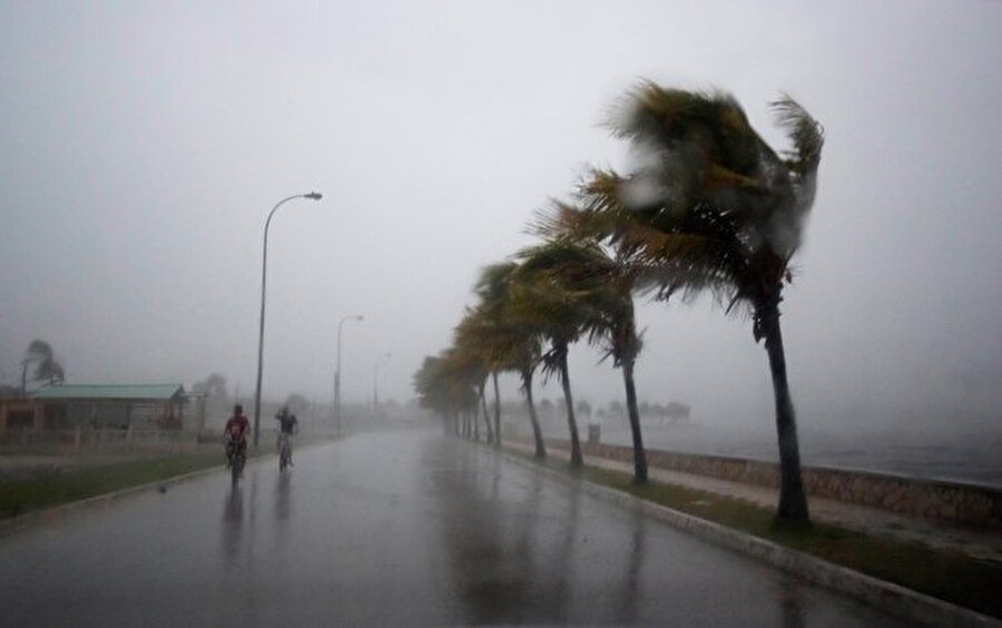Kasırga, Florida'nın güney-güneydoğusunda, saatte yaklaşık 115 kilometre hızla devam ettiği kaydedildi.