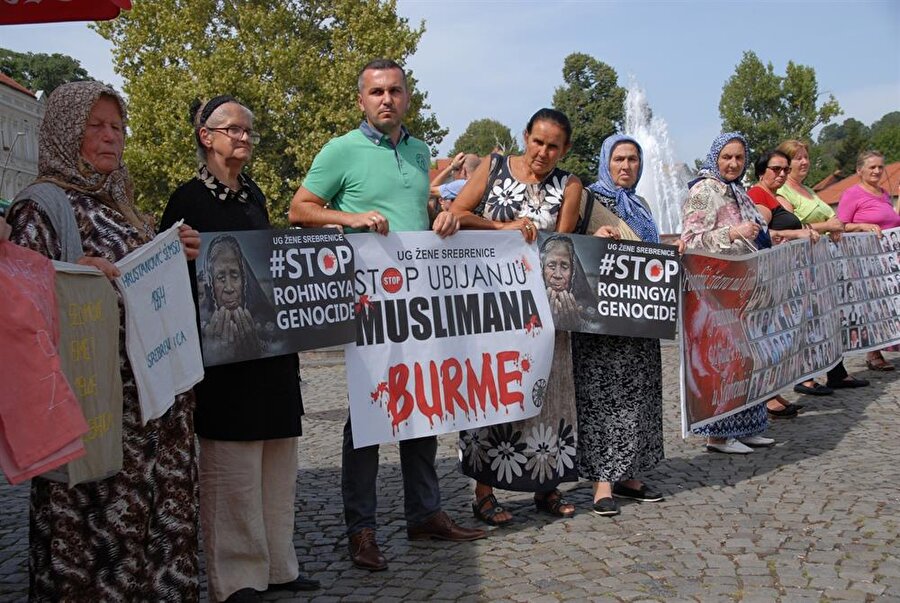 Yürüyüşte "Arakan Müslümanlarının yeni bir Srebrenitsa yaşamasına izin vermeyin" mesajı verildi. (Ahmed Besic / AA)