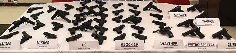 TIR'da yapılan aramalarda 50 ruhsatsız tabancı ele geçirildi.