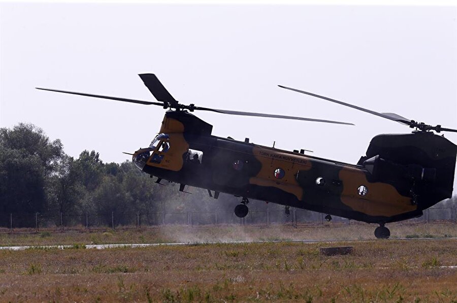 Türk Silahlı Kuvvetleri, "uçan kale" CH-47F Chinook helikopterleri envanterine aldı. (Mehmet Ali Özcan / AA)
