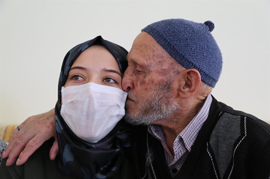 85 yaşındaki Mustafa Ünlü, organ nakli olması gereken 17 yaşındaki torunu Ayşe'ye böbreğini vererek genç kızın hayata tutunmasını sağladı. (Mehmet Çetin / AA)