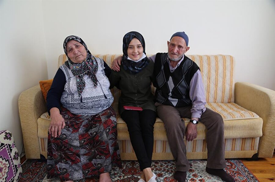 85 yaşındaki Mustafa Ünlü, organ nakli olması gereken 17 yaşındaki torunu Ayşe'ye böbreğini vererek genç kızın hayata tutunmasını sağladı. (Mehmet Çetin / AA)