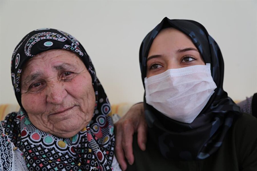 85 yaşındaki Mustafa Ünlü, organ nakli olması gereken 17 yaşındaki torunu Ayşe'ye böbreğini vererek genç kızın hayata tutunmasını sağladı. (Mehmet Çetin / AA)