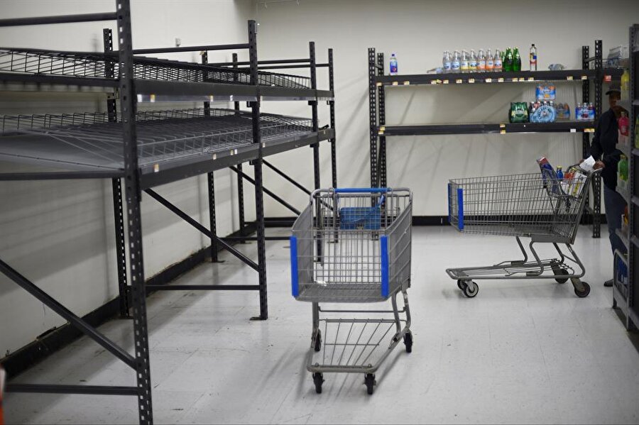 Kasırgalar nedeniyle süpermarketlerin gıda reyonları boşaldı.