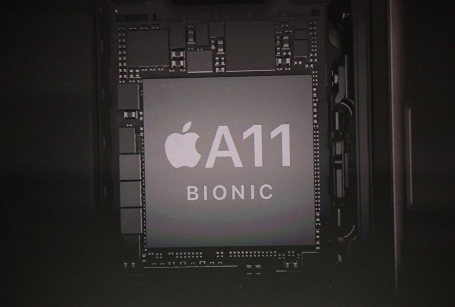 Apple A11 Bionic yonga seti, 2+4 çekirdek yapısıyla 6 çekirdek şeklinde çalışan bir işlemciyi barındırıyor. Elbette 64-bit mimari ve 4.3 milyar transistörü de eklemek gerekiyor.