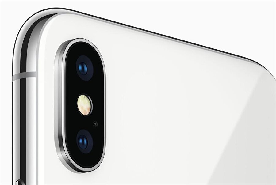 iPhone 7 Plus'ta çift kamera yan yana sıralanırken; artırılmış gerçeklik desteği sebebiyle iPhone X'te kamera lensleri alt alta yerleştirilmiş. Orta kısımda ise True Tone aydınlatma yer alıyor. Bu flaş özellikle daha doğru renklerde aydınlatma yapılıp, fotoğraflarda gerçekçi renklerin oluşmasını sağlıyor. 