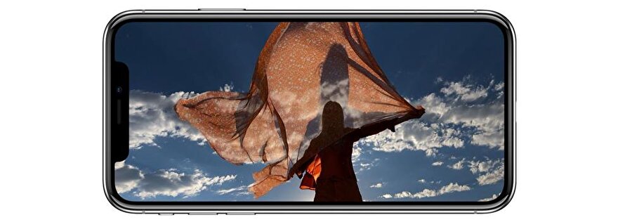 Üstelik kullanıcılar iPhone X ile yalnızca fotoğraf çekmek zorunda da değil. Çift kamera sistemi ve optik görüntü sabitleme teknolojisiyle birlikte 4K çözünürlükte 60 fps akıcılıkta olabildiğince doğal ve titreşimsiz video çekimi gerçekleştirilebiliyor. 