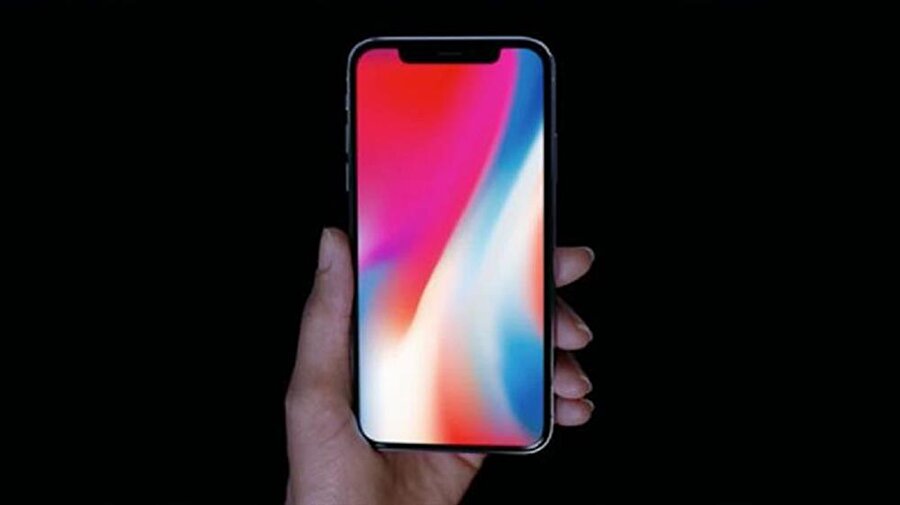 iPhone'larda yıllardır ekranın en alt bölümünde yer alan ana menü tuşu onuncu yıla özel olarak hazırlanan iPhone X ile ortadan kalkıyor. Kullanıcıların merak ettiği ayrıntı ise ana menü tuşunun görevlerini hangi düğmenin üstleneceği...