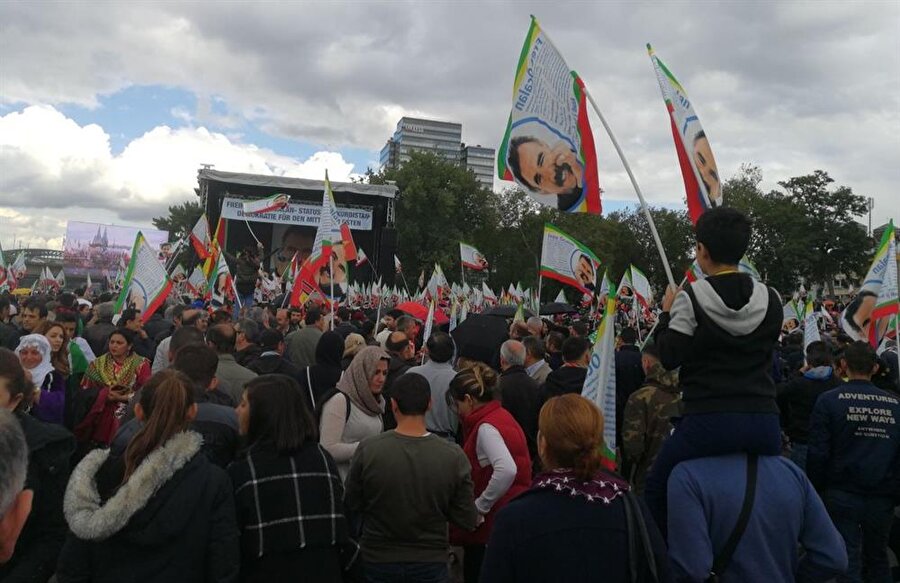 Köln kentinin Deutzer Werft Meydanı'nda yaklaşık 3 bin terör örgütü yandaşının gösterisini Türk basın mensuplarının takip etmesine izin verilmedi.