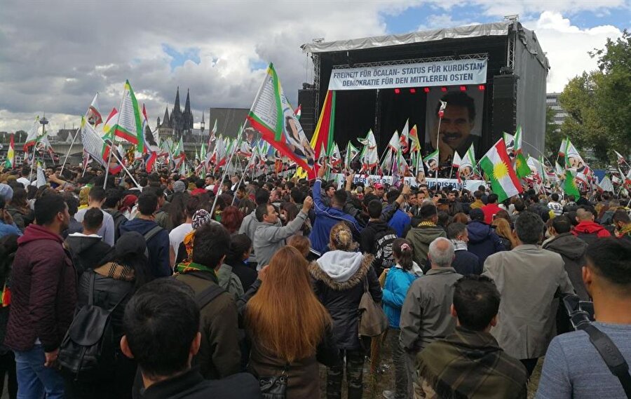 Almanya'da terör örgütü PKK yandaşları, sözde uluslararası Kürt festivali adı altında gösteri düzenledi. Kalabalık ve kürsü alanında bebek katili terörist başının fotoğrafları ve paçavralar yer aldı.