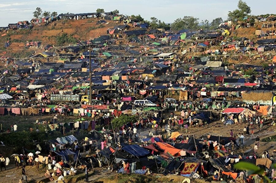  Myanmar’daki şiddet olayları nedeniyle en az 410 bin Ronhingya Müslüman Bangladeş’e kaçtı. 