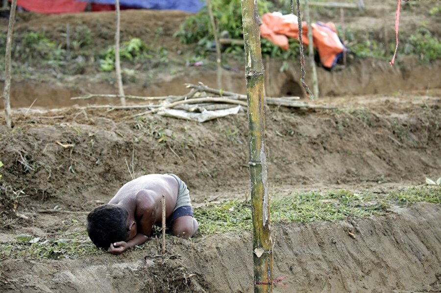 Myanmar'daki şiddetten kaçan Ronhingya Müslümanlarının kaldığı barınağa vahşi fillerin saldırması sonucu 2 Müslümanın hayatını kaybettiği belirtildi.
