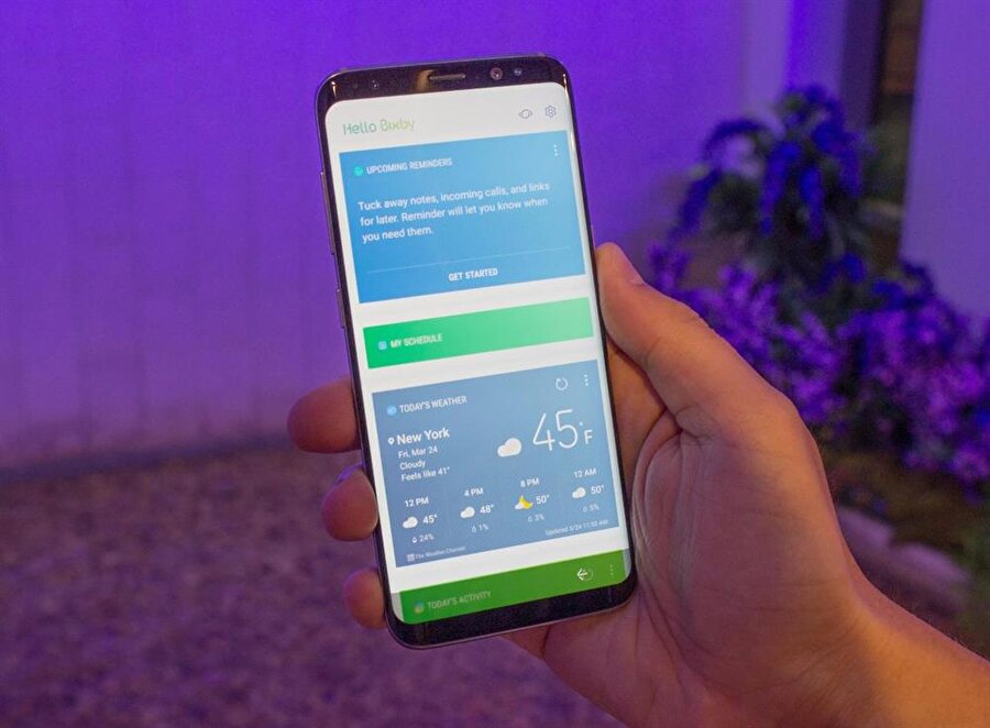 Samsung Galaxy S8 ve Galaxy S8+'ta sol kısımda yer alan ses tuşlarının hemen altındaki fiziksel düğme sayesinde Bixby'i aktif hale getirmek mümkün oluyor. Ancak yeni güncellemeyle bu tuşu pasif hale getirebilmek mümkün. 