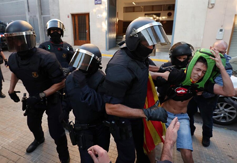 İspanyol polisi Katalonya hükümet binalarını bastı, gözaltılar var! (Albert Gea / Reuters)