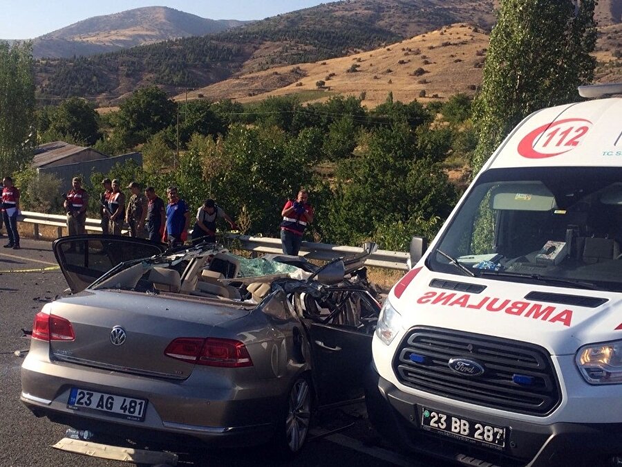 Otomobilin kamyonun altına girmesi sonucu meydana gelen kazada 3 kişi hayatını kaybetti. (İHA)