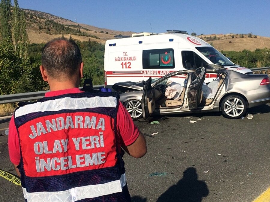 Otomobilin kamyonun altına girmesi sonucu meydana gelen kazada 3 kişi hayatını kaybetti. (İHA)