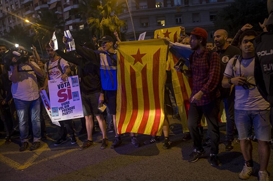 Katalonya yönetimi referandum kararından geri adım atmıyor. (Albert Llop / AA)