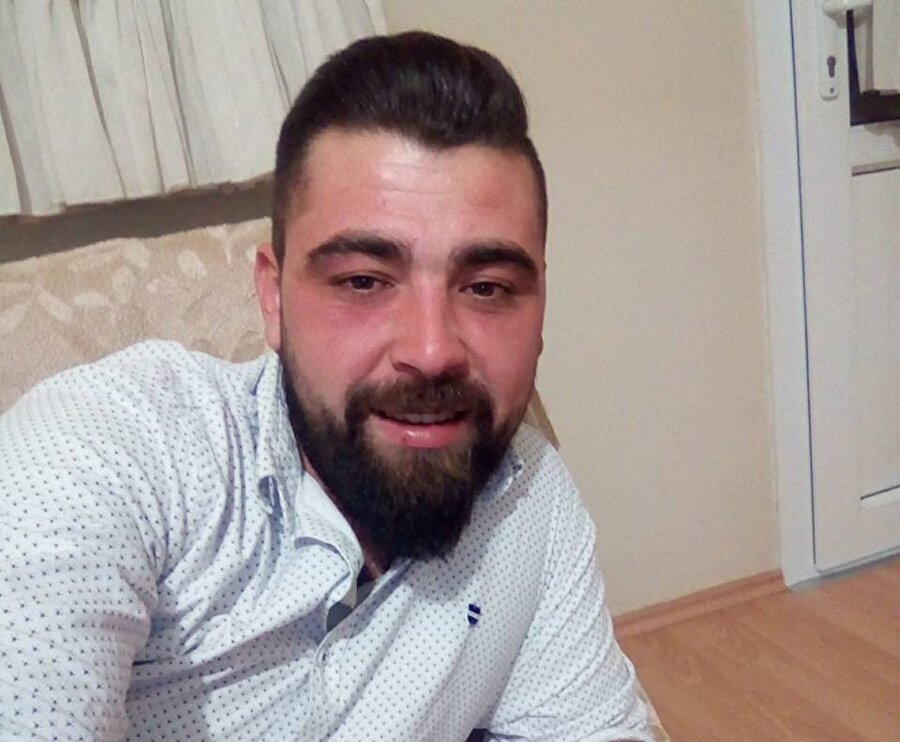 Bir alışveriş merkezinde para dolu çanta bulan Hasan Demirel, polise müracaatta bulunarak parayı kaybeden öğrenciyi sevindirdi.