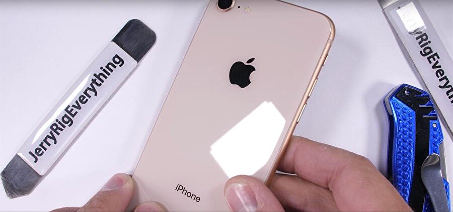 Telefonun arka kısmında kullanılan seramik malzeme, bir önceki seri iPhone 7'ye göre çizilme konusunda daha iyi performans sergiliyor. 