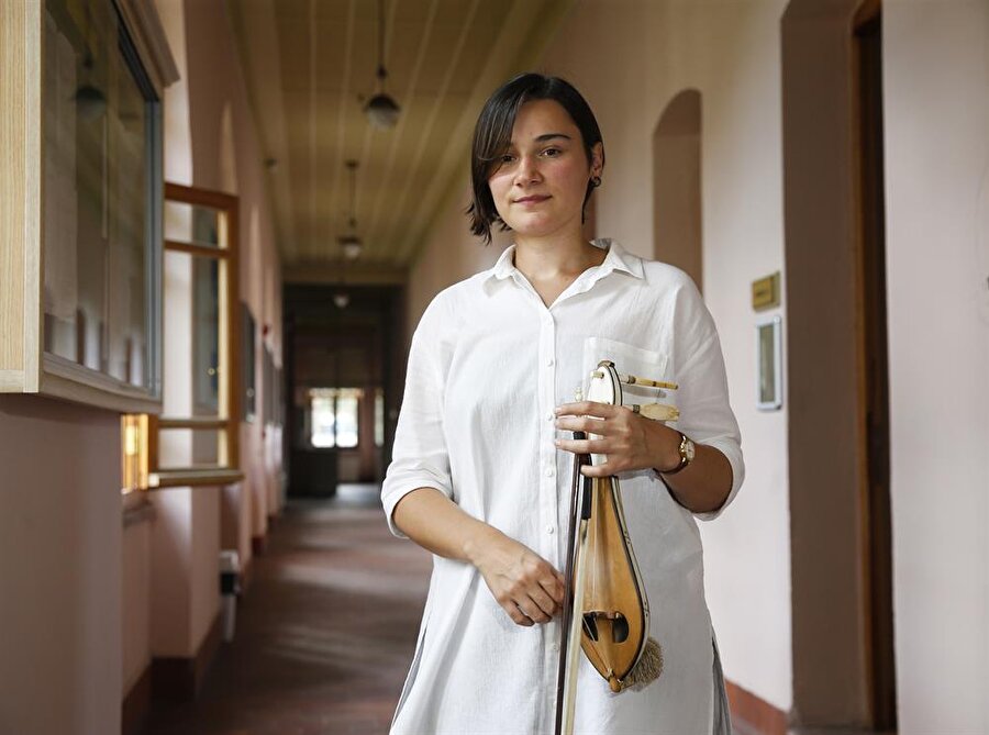 Genç müzisyen Emine Bostancı, Sultan Abdülaziz'in yaptırdığı İstanbul kemençesinin peşinden tam 4 yıl koştu. (Elif Öztürk / AA)