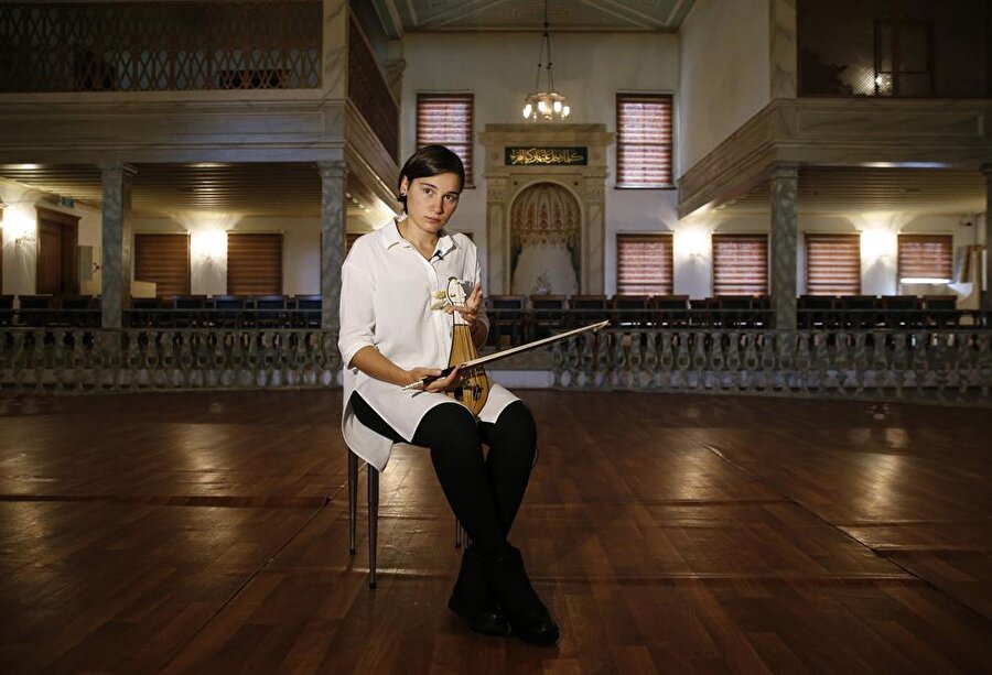 Genç müzisyen Emine Bostancı, Sultan Abdülaziz'in yaptırdığı İstanbul kemençesinin peşinden tam 4 yıl koştu. (Elif Öztürk / AA)