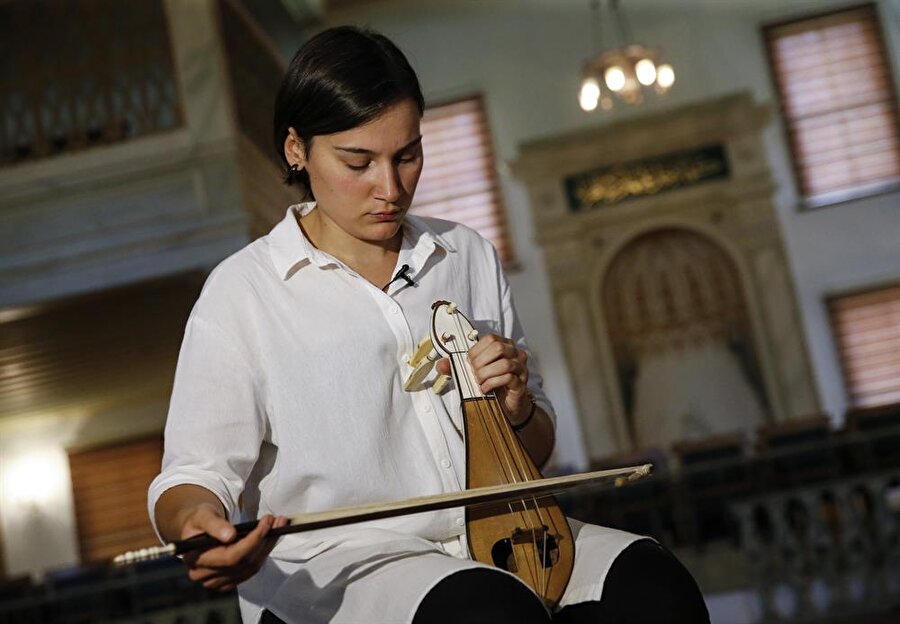 Genç müzisyen Emine Bostancı, Sultan Abdülaziz'in yaptırdığı İstanbul kemençesinin peşinden tam 4 yıl koştu. (Elif Öztürk / AA)