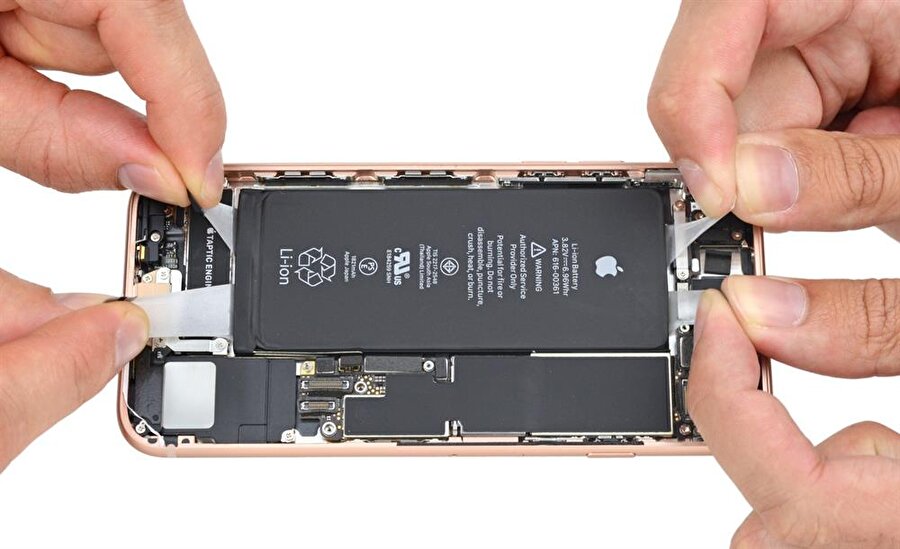 iPhone 8'in montajı sırasında bazı durumlarda iki kişiye ihtiyaç duyulabiliyor. Özellikle sıvı ve toz dayanıklılığı için geliştirilen contaların iki kişi tarafından gerdirilmesi gerekiyor. 