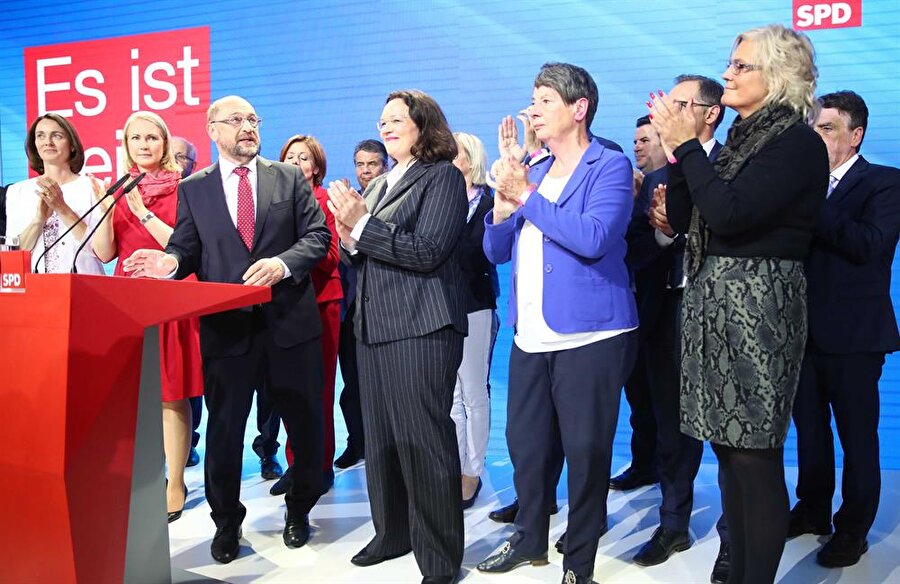 Türkiye karşıtı açıklamalarıyla bilinen Martin Schulz liderliğindeki Sosyal Demokratlar (SPD) yarışı ikinci sırada tamamladı.