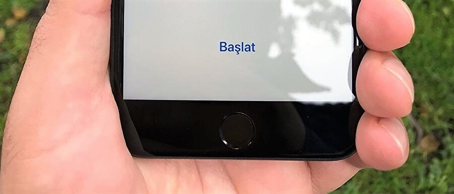 iPhone 8 Plus'ın ön yüzünde alt kısımda parmak izi okuyucu yer alıyor. 