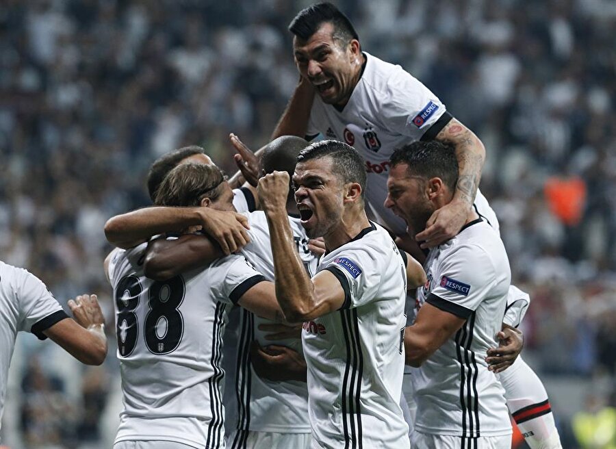 İlk gol sonrasında Beşiktaşlı futbolcuların sevinç anı.