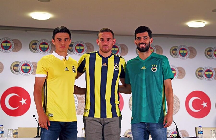 Fenerbahçe, transfer döneminin sonuna doğru transfer ettiği Neto ve Janssen'e de imza attırdı.