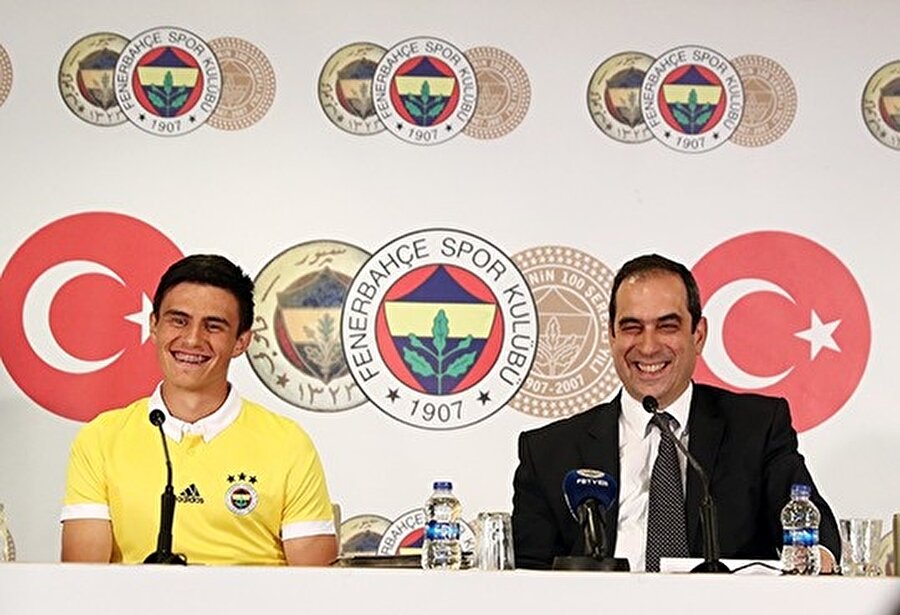 18 yaşındaki genç futbolcunun peşinde Avrupa'dan dev kulüpler de vardı, ancak Eljif Fenerbahçe'ye imza attı.