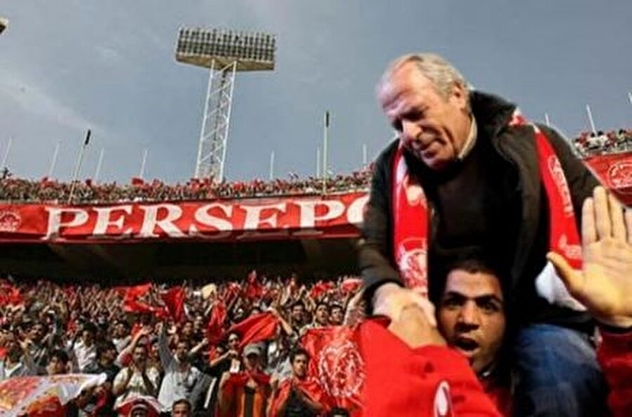 Mustafa Denizli daha önce 2006-2007 ve 2011-2012 yıllarında İran'ın Persepolis takımını çalıştırmıştı.