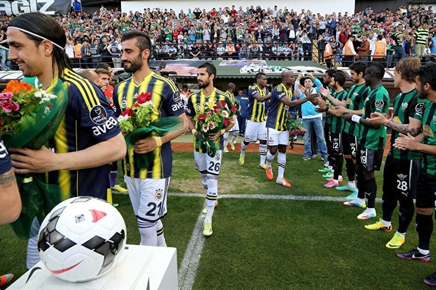 Akhisarspor, 2013-2014 sezonu şampiyonu Fenerbahçe'yi maç öncesinde alkışlarla karşılıyor.