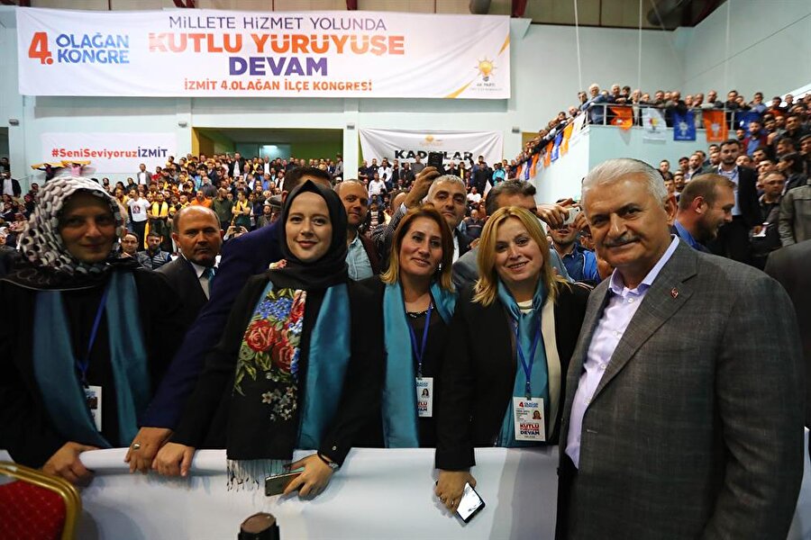 Başbakan Binali Yıldırım, Hasan Gemici Spor Salonu'nda AK Parti İzmit 4. Olağan İlçe Kongresi'ne katıldı. Yıldırım, vatandaşlar ile fotoğraf çektirdi.
