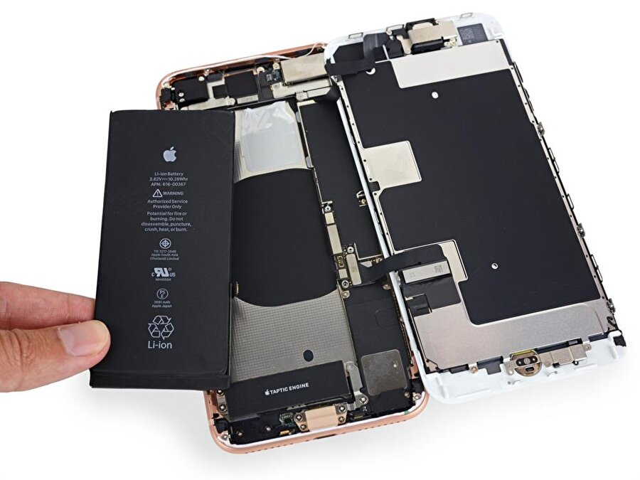 iPhone X'te kullanılan bazı bileşenler Samsung'a ait. Dolayısıyla Apple, Samsung'dan bileşen tedarik ederek karşılığında Samsung'a ödeme yapıyor. 