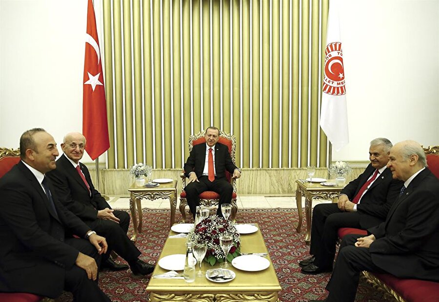 Cumhurbaşkanı Recep Tayyip Erdoğan, TBMM Başkanı İsmail Kahraman tarafından TBMM'nin 26. Dönem 3. Yasama Yılı açılışı dolayısıyla verilen resepsiyona katıldı. Cumhurbaşkanı Erdoğan, TBMM Başkanı Kahraman, Başbakan Binali Yıldırım, MHP Genel Başkanı Devlet Bahçeli ve Dışişleri Bakanı Mevlüt Çavuşoğlu ile resepsiyon öncesi bir süre sohbet etti.