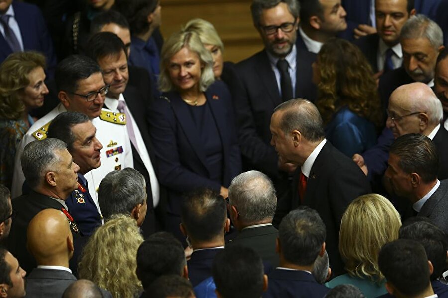 Resepsiyonunda Kara Kuvvetleri Komutanı Orgeneral Yaşar Güler, Hava Kuvvetleri Komutanı Orgeneral Hasan Küçükakyüz, Deniz Kuvvetleri Komutanı Koramiral Adnan Özbal ve Genelkurmay İkinci Başkanı Orgeneral Ümit Dündar ile bir süre sohbet eden Erdoğan, “Genelkurmay Başkanımız İran’a gitti.” dedi. Erdoğan’ın “Biz her an hazır olalım her şeye” sözlerine komutanlar “Hazırız.” diye karşılık verdi.