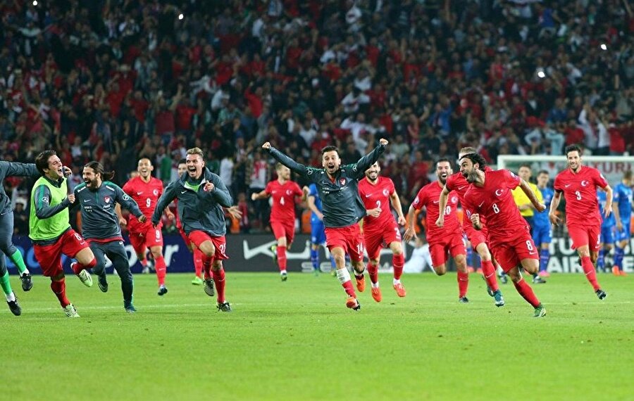 İzlanda'ya son dakikalarda Selçuk'un frikikten attığı gol sevinci 