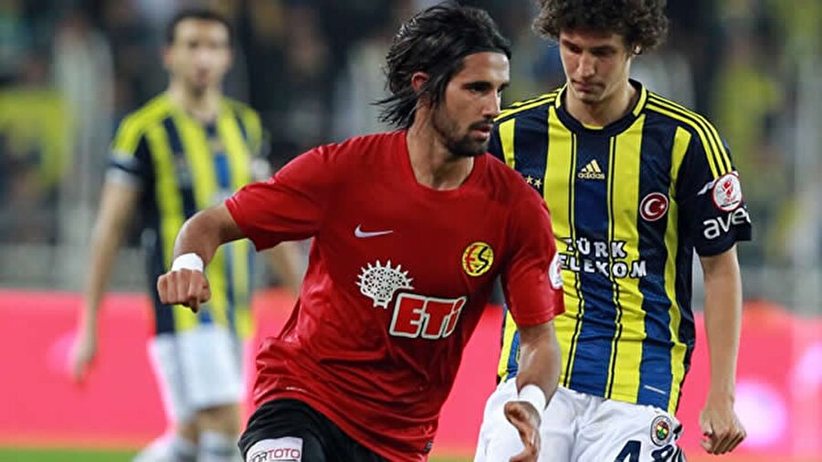 Alper Potuk, 2008-2009 ile 2013-2014 sezonları arasında Eskişehir formasını terletmişti. Fenerbahçe'ye transferi ise 7,25 milyon avroya mal olmuştu.