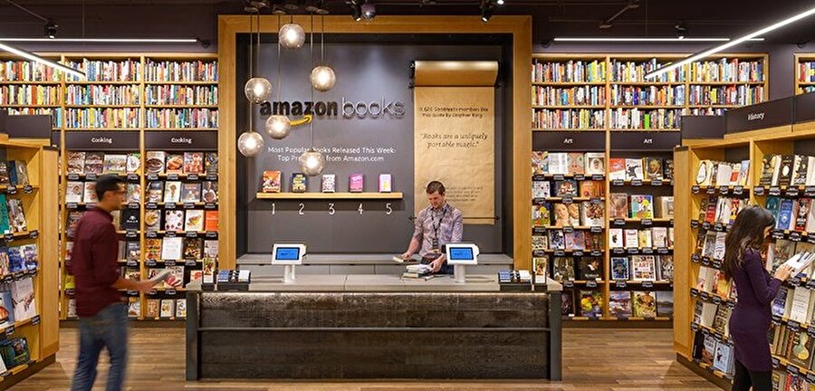 Kitap satmada karar kılan Bezos, kuracağı bir kitap deposunun da yer kaplamayacağını ve kitap diziminin de oldukça kolay olduğunu bile hesaba kattı.