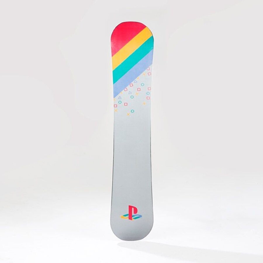 Snowboard, PlayStation'ın klasik renklerini de üzerinde barındırıyor. 