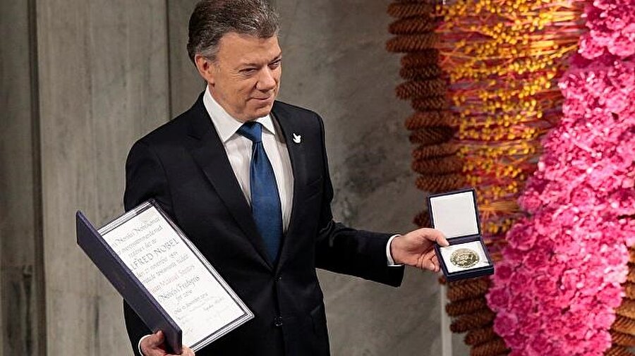 Geçen yıl Kolombiya Devlet Başkanı Juan Manuel Santos Norveç‘in başkenti Oslo’da düzenlenen törende Nobel Barış Ödülü’nü aldı.