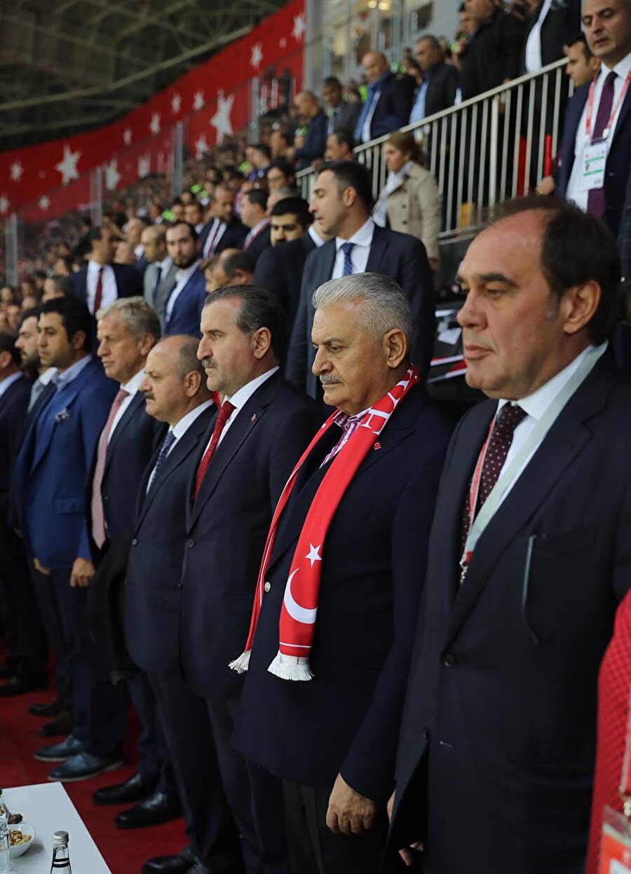TFF Başkanı Yıldırım Demirören maçı Başbakan Binali Yıldırım ve Gençlik ve Spor Bakanı Osman Aşkın Bak ile birlikte izledi. Kaynak: AA