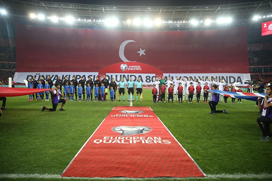 Türkiye - İzlanda maçından önce her iki takımın ilk 11'inin yer aldığı seremoniden bir kare.