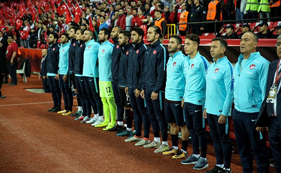 Yusuf Yazıcı'nın yedek soyunduğu maçta oyuna dahil olmaması eleştirildi.