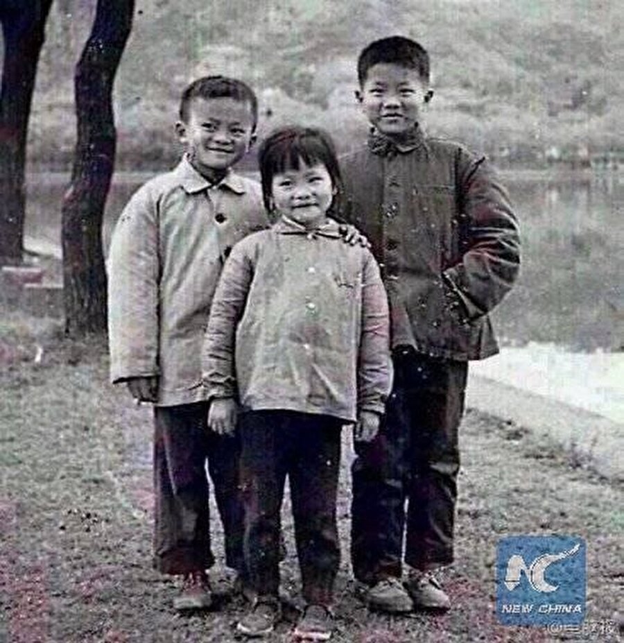 Jack Ma (soldaki), abisi ve kız kardeşi. 